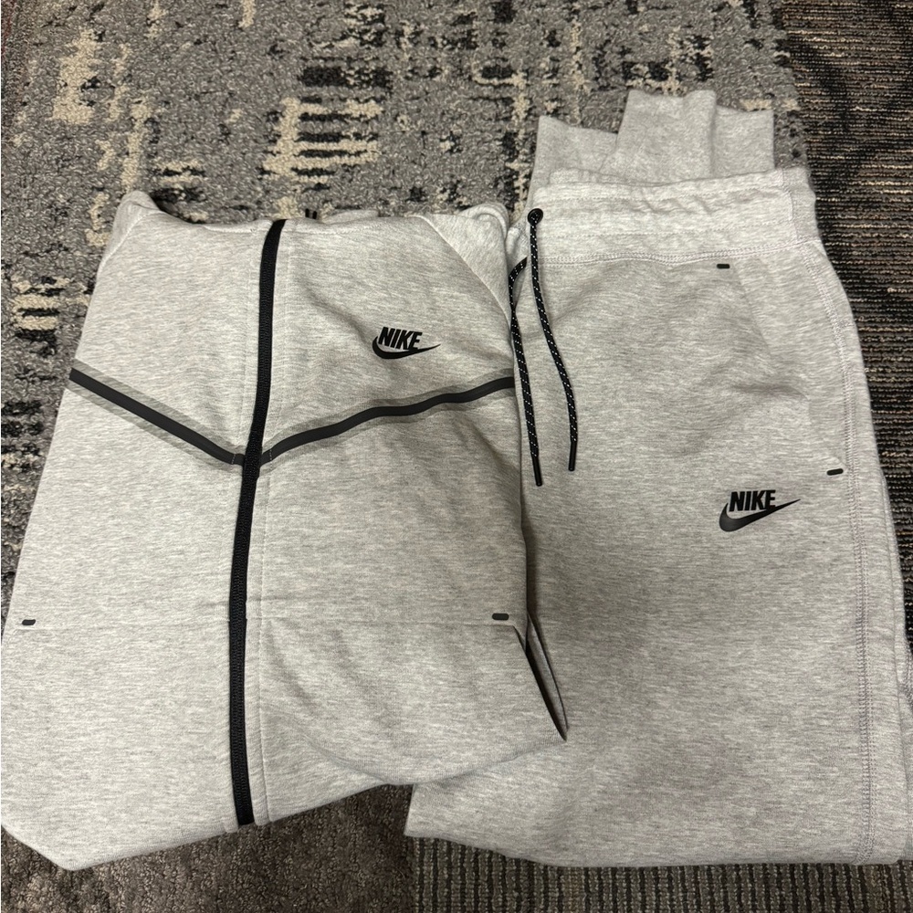 Women’s Nike Tech Outfit